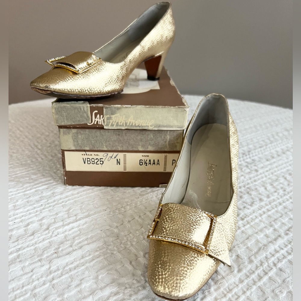 Roger Vivier 1960’s Vintage Gold Evening Pumps Size 6 1/2 AAA